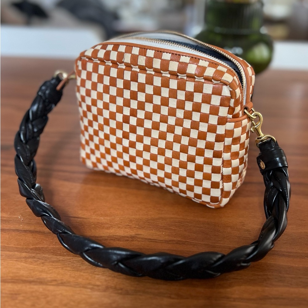 CLARE V woven midi sac